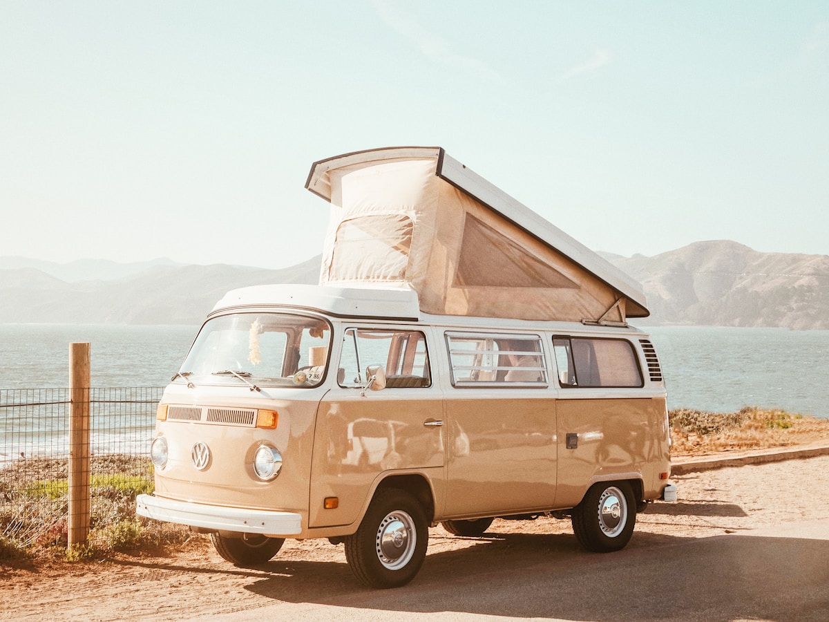 Campervan-Innenraum – Sanitäranlagen beim Wohnmobil-Übergabeprotokoll prüfen
