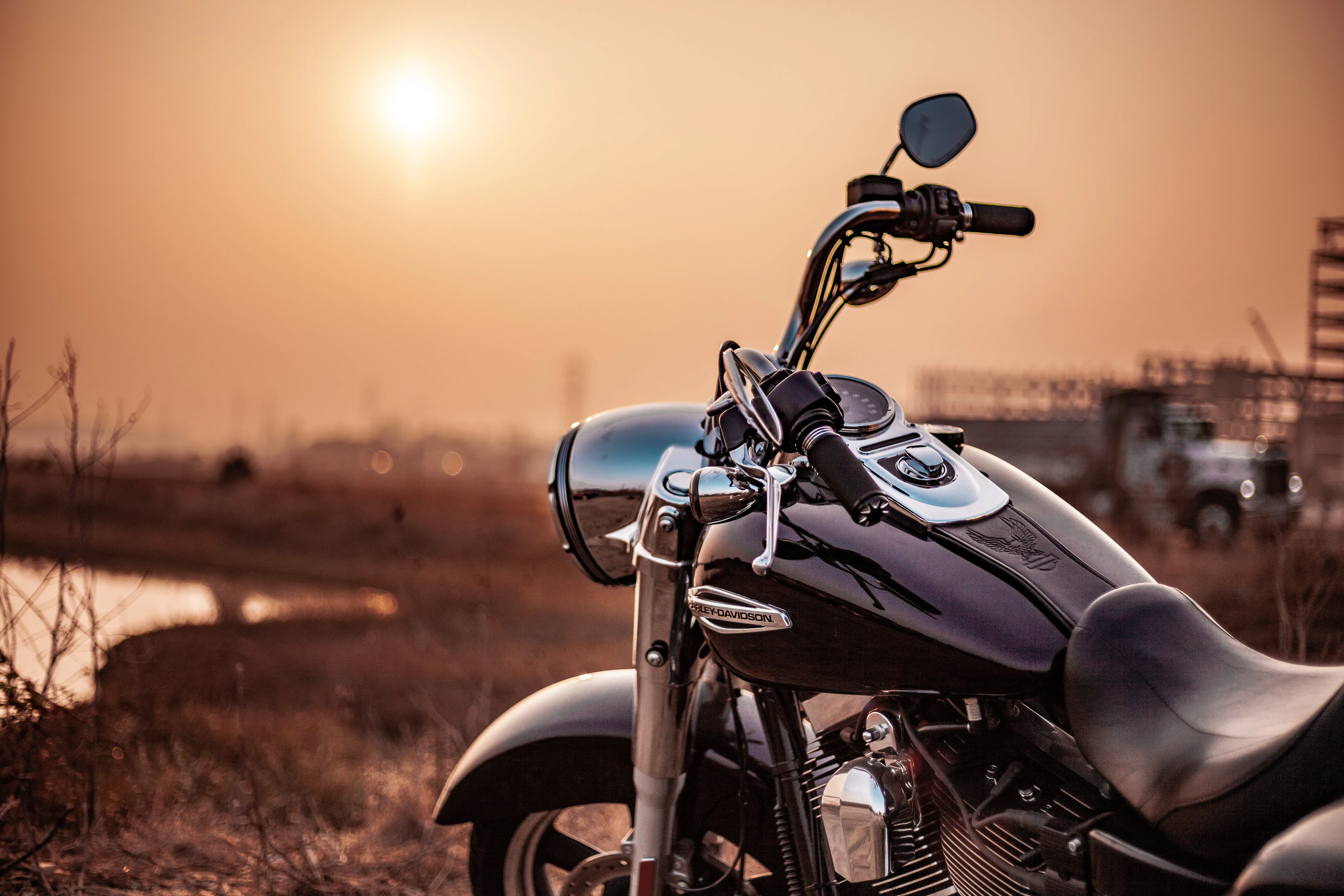 Motorrad bei der technischen Inspektion vor der Vermietung – Reifenprofil und Bremsen werden geprüft