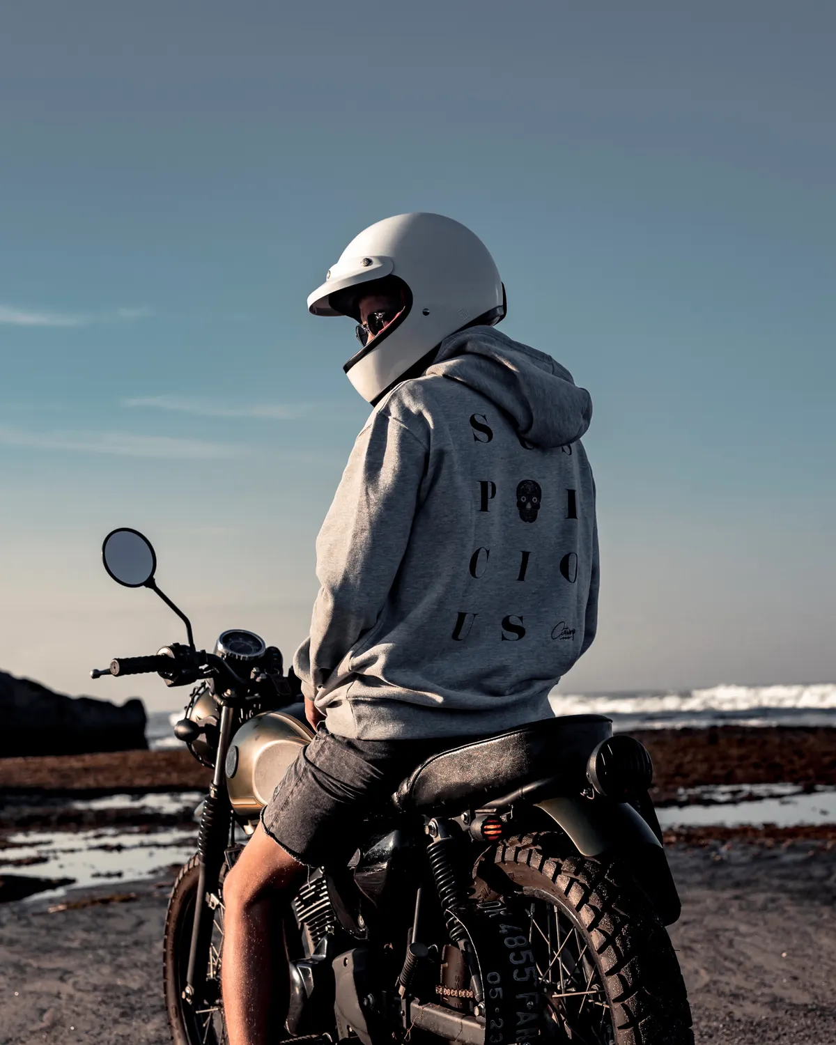 Rollerfahrer mit weißem Helm auf einer Straße – typisches Bild aus touristischen Verleihregionen